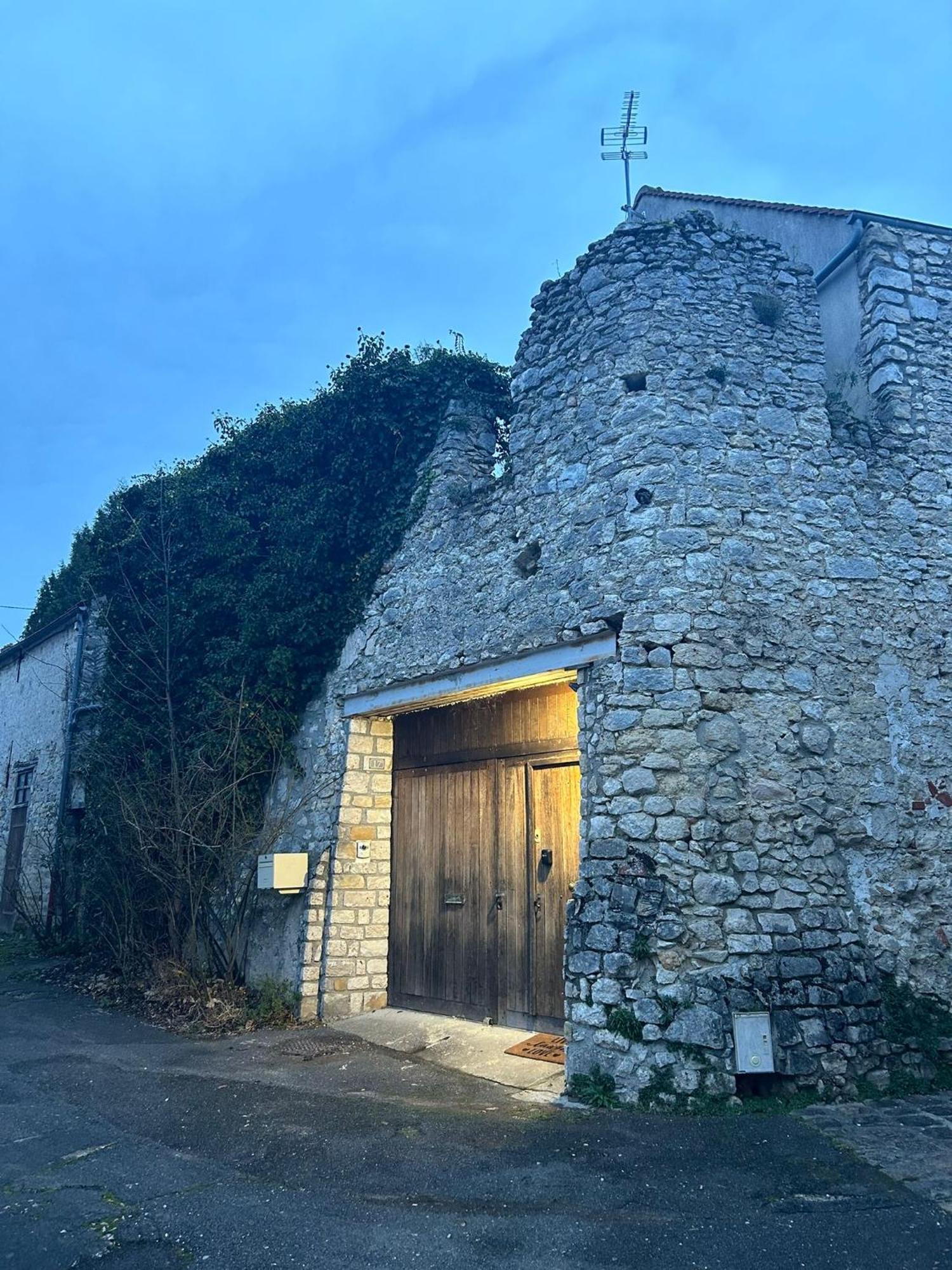 Muraille Du Chateau Avec Jacuzzi Nemours