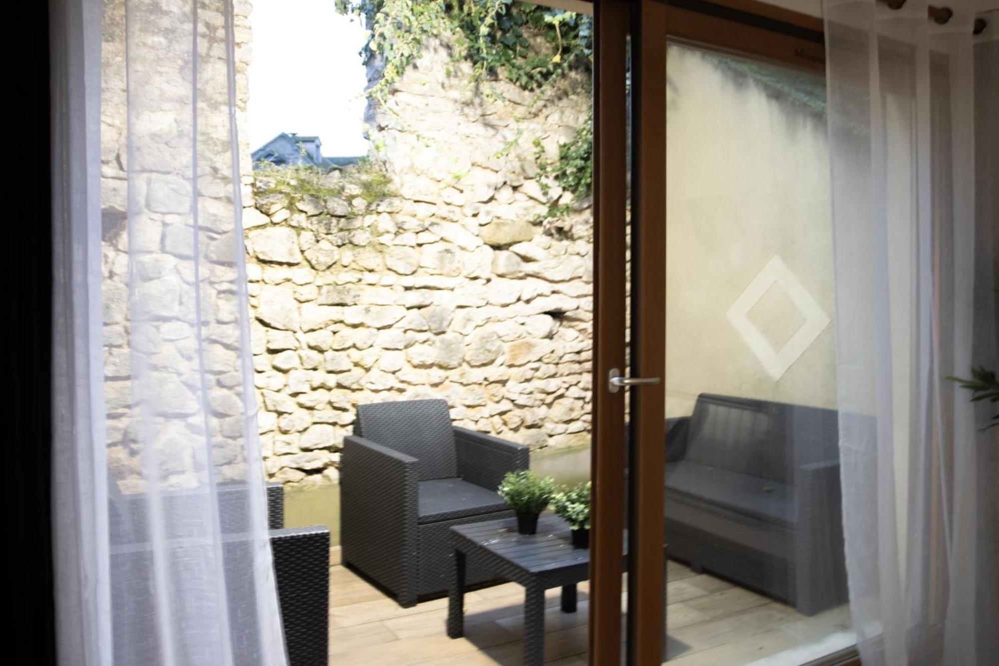 Muraille Du Chateau Avec Jacuzzi Nemours
